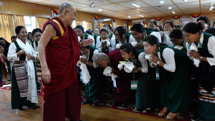 Thánh Đức Đạt Lai Lạt Ma chào mừng các thành viên của Hiệp hội Phụ nữ Tây tạng khi Ngài quang lâm để tham dự cuộc họp của họ tại Dinh thự của Ngài ở Dharamsala, PH, Ấn Độ vào 14 tháng 5, 2018. Ảnh bởi TT. Tenzin Damchoe