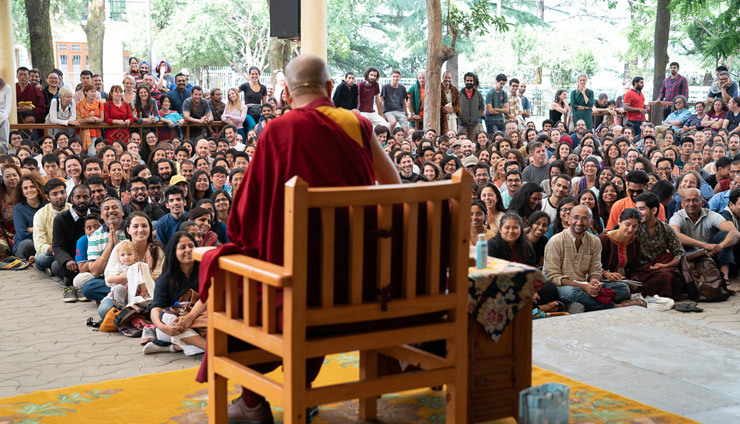 Thánh Đức Đạt Lai Lạt Ma nói chuyện với hơn 1000 người tụ họp tại sân Tsuglagkhang ở Dharamsala, HP, Ấn Độ vào 19 tháng 5, 2018. Ảnh của Tenzin Choejor