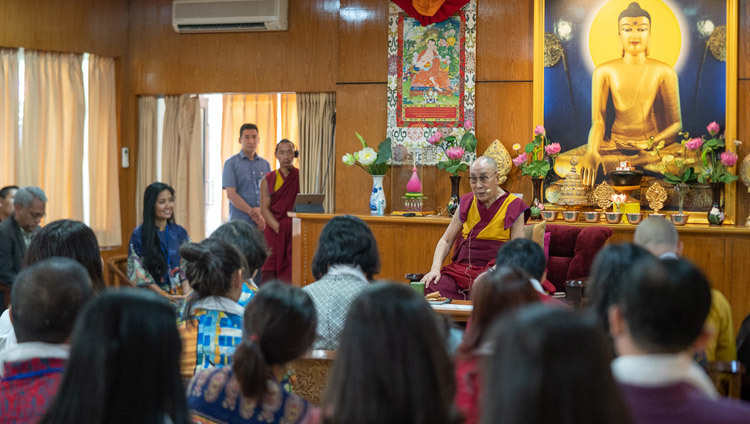 Thánh Đức Đạt Lai Lạt Ma nói chuyện với các nhóm từ Việt Nam tại nơi cư trú của Ngài ở Dharamsala, HP, Ấn Độ vào 21 tháng 5, 2018. Ảnh của Tenzin Choejor