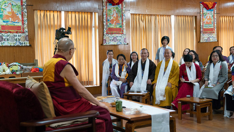 Một thành viên của khán giả hỏi Thánh Đức ĐLLM một câu hỏi trong cuộc gặp gỡ với các nhóm từ Việt Nam tại nơi cư trú của Ngài ở Dharamsala, HP, Ấn Độ vào 21 tháng 5, 2018. Ảnh của Tenzin Choejor