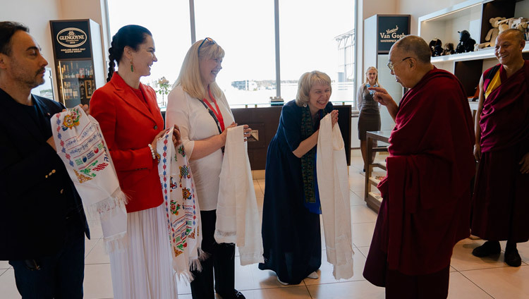 Các nhà tổ chức chuyến viếng thăm của Thánh Đức Đạt Lai Lạt Ma đến Riga đang chào đón Ngài khi Ngài đến khách sạn ở Riga, Latvia ngày 15 tháng 6, 2018. Ảnh của Tenzin Choejor