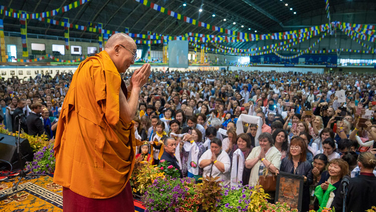 Thánh Đức Đạt Lai Lạt Ma chào mừng khán giả khi Ngài quang lâm đến khán đài tại Hội trường Skonto ở Riga, Latvia vào 16 tháng 6, 2018. Ảnh của Tenzin Choejor