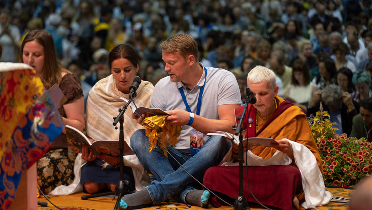 Một nhóm người đến từ Latvia đã đọc ‘Bát Nhã Tâm Kinh’ bằng tiếng Latvian vào lúc bắt đầu buổi giảng của Thánh Đức Đạt Lai Lạt Ma tại Riga, Latvia vào 16 tháng 6, 2018. Ảnh của Tenzin Choejor