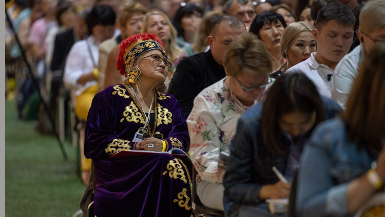 Một số trong hơn 4000 người tham dự Pháp hội đang lắng nghe Thánh Đức Đạt Lai Lạt Ma tại Hội trường Skonto ở Riga, Latvia vào 16 tháng 6, 2018. Ảnh của Tenzin Choejor