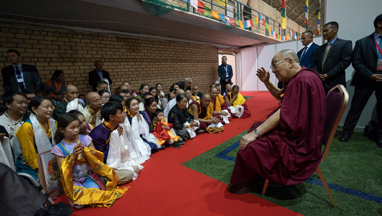 Thánh Đức Đạt Lai Lạt Ma gặp gỡ những người Tây Tạng từ một số nước châu Âu vào cuối ngày thứ hai của Pháp hội ở Riga, Latvia vào 17 tháng 6, 2018. Ảnh của Tenzin Choejor