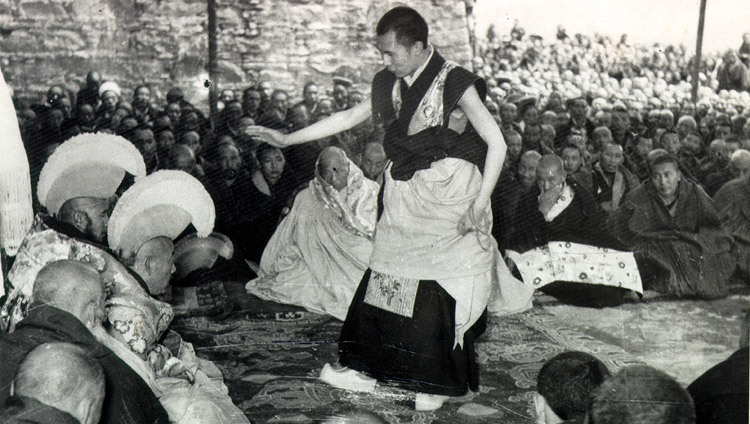 Thánh Đức Đạt Lai Lạt Ma trong kỳ thi Tiến Sĩ Geshe Lharampa cuối cùng tại Lhasa, Tây Tạng diễn ra từ mùa hè năm 1958 đến tháng 2 năm 1959. (Ảnh / VPTĐĐL)
