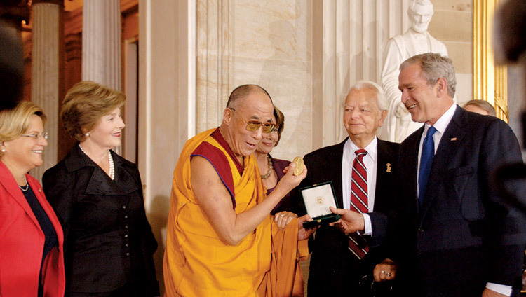 Thánh Đức Đạt Lai Lạt Ma tiếp nhận Huy Chương Vàng Quốc hội Hoa Kỳ từ Tổng thống Mỹ George W. Bush tại Capitol Hill ở Washington DC, Hoa Kỳ vào ngày 17 tháng 10 năm 2007