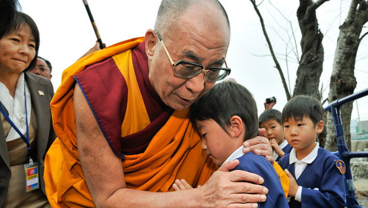 Thánh Đức Đạt Lai Lạt Ma an ủi một cậu bé sống sót trong cơn sóng thần tàn phá vùng Sendai , Nhật Bản khi  Ngài  đến thăm vào ngày 5/11/2011. (Ảnh: Tenzin Choejor/VPTĐĐL)