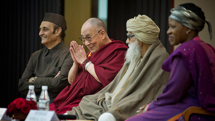 Thánh Đức Đạt Lai Lạt Ma chào mừng khán giả tại một chương trình liên tôn giáo có tựa đề về “Tôn giáo Thế giới: Đa dạng, Không chia rẽ” ở New Delhi vào 9 tháng 3, 2013. (Ảnh / Tenzin Choejor / VPĐLLM)