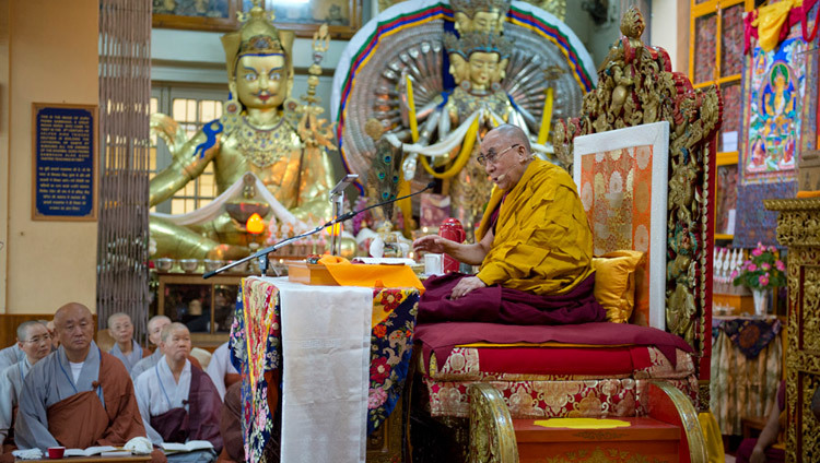 Thánh Đức Đạt Lai Lạt Ma thuyết Pháp tại Chùa chính Tây Tạng theo sự thỉnh cầu của một nhóm Phật tử Hàn Quốc tại Dharamsala, HP, Ấn Độ vào ngày 27 tháng 8 năm 2013. (Ảnh của Tenzin Choejor / VPTĐĐL)