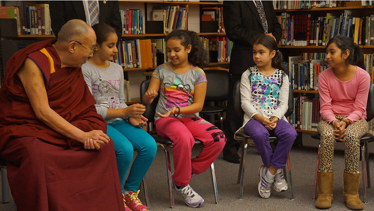 Thánh Đức Đạt Lai Lạt Ma tham gia cùng học sinh trong buổi thực tập nói chuyện về lòng biết ơn tại trường John Oliver ở Vancouver, Canada ngày 21/10/2014 (ảnh: Jeremy Russell/VPTĐĐL)