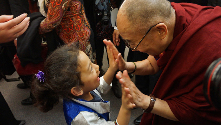 Thánh Đức Đạt Lai Lạt Ma chào một bé gái khi Ngài đi thăm Vancouver, BC, Canada ngày 22/10/2014 (Ảnh: Jeremy Russell/ VPTĐĐL)