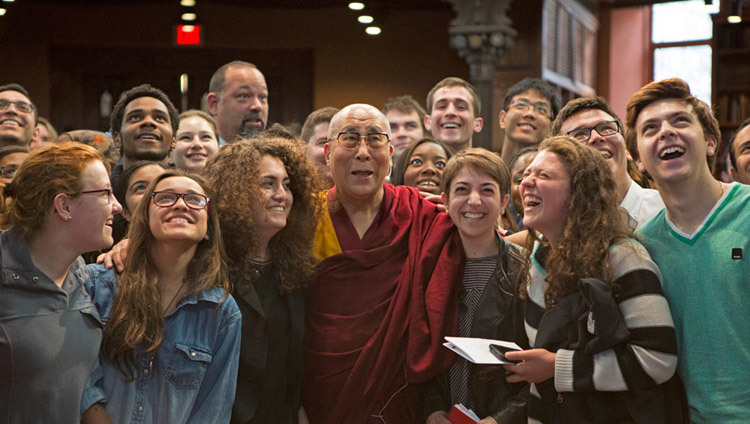 Thánh Đức Đạt Lai Lạt Ma chụp ảnh sau khi giao lưu cùng các sinh viên tại Thư viện Đại học Princeton, New Jersey ngày 28/10/2014 (ảnh Denise Applewhite)