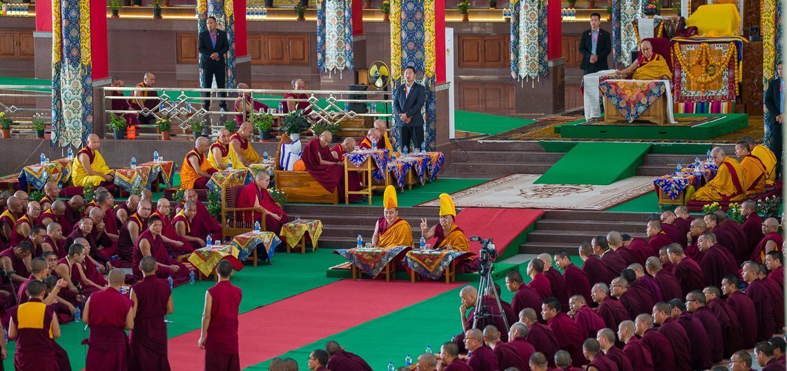 Thánh Đức Đạt Lai Lạt Ma tham dự buổi tranh biện tại Khu vực tranh biện Drepung Gomang
