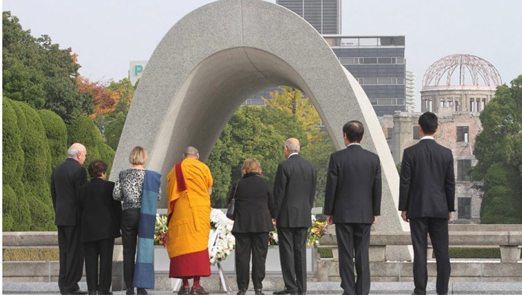 Thánh Đức Đạt Lai Lạt Ma và những người đã từng đoạt giải Nobel - bày tỏ lòng kính trọng tại Công viên Tưởng niệm Hiroshima ở Hiroshima, Nhật Bản vào ngày 14 tháng 11 năm 2010. Ảnh của Taikan Usui