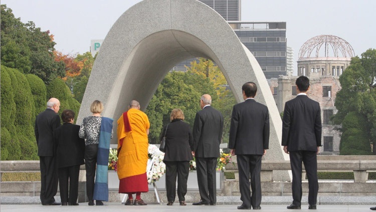 Những người đoạt giải Nobel - trong đó có Thánh Đức Đạt Lai Lạt Ma - bày tỏ lòng kính trọng tại Đài tưởng niệm Hòa bình Hiroshima ở Hiroshima, Nhật Bản vào 14 tháng 11, 2010. Ảnh của Taikan Usui