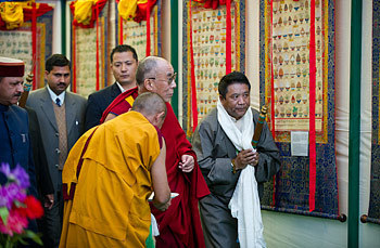 Thánh Đức Đạt Lai Lạt Ma nhìn "thangka's" - những bức tranh cuộn truyền thống của Tây Tạng - mô tả các khía cạnh của y học Tây Tạng trong các buổi lễ kỷ niệm 50 năm thành lập Viện Y học và Chiêm tinh Tây Tạng ở Dharamsala, Ấn Độ, vào ngày 22 tháng 3 năm 2011. Ảnh / Tenzin Choejor / VPĐLLM