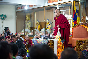 Thánh Đức Đạt Lai Lạt Ma phát biểu trong buổi lễ kỷ niệm 50 năm thành lập Viện Y học và Chiêm tinh Tây Tạng ở Dharamsala, Ấn Độ, vào ngày 22 tháng 3 năm 2011. Ảnh / Tenzin Choejor / VPĐLLM