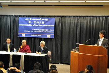 Thánh Đức Đạt Lai Lạt Ma phát biểu trước một Hội chúng của các học giả và sinh viên Trung Quốc tại Rochester, Minnesota, vào ngày 22 tháng 4 năm 2012. Ảnh / Shenphen Sangpo