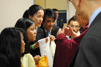 Thánh Đức Đạt Lai Lạt Ma được chào đón bởi những người thiện nguyện khi Ngài quang lâm đến Rochester, Minnesota, vào ngày 22 tháng 4 năm 2012. Ảnh / ShenphenSangpo