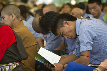 Học sinh đang theo dõi bản văn mà Thánh Đức Đạt Lai Lạt Ma đang giảng dạy tại Trường Làng Trẻ em Tây Tạng ở thượng Dharamsala, Ấn Độ, vào ngày 1 tháng 6 năm 2012. Ảnh / Tenzin Choejor / VPĐLLM