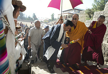 Thánh Đức Đạt Lai Lạt Ma được cung đón khi Ngài quang lâm đến trường Làng Trẻ em Tây Tạng ở thượng Dharamsala, Ấn Độ, khi bắt đầu ba ngày Pháp Hội vào ngày 1 tháng 6 năm 2012. Ảnh / Tenzin Choejor / VPĐLLM