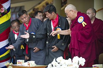 Phát ngôn Viên của Quốc hội Tây Tạng lưu vong - Penpa Tsering và người đứng đầu Cục Quản lý Trung ương Tây Tạng - Tiến sĩ Lobsang Sangey cung đón Thánh Đức Đạt Lai Lạt Ma vào lúc bắt đầu lễ kỷ niệm để tôn vinh sinh nhật lần thứ 77 của Ngài tại Dharamsala, Ấn Độ, vào ngày 6 tháng 7, 2012. Ảnh / Tenzin Choejor / VPĐLLM