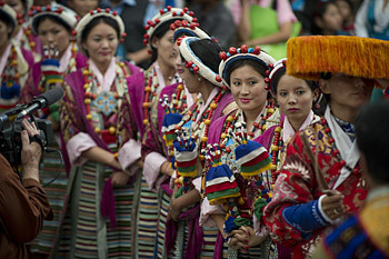 Những ca khúc và vũ điệu truyền thống của Tây Tạng được biểu diễn trong lễ kỷ niệm sinh nhật lần thứ 77 của Thánh Đức Đạt Lai Lạt Ma ở Dharamsala, Ấn Độ, vào ngày 6 tháng 7 năm 2012. Ảnh / Tenzin Choejor / VPĐLLM