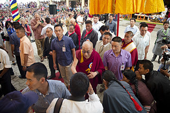 Thánh Đức Đạt Lai Lạt Ma được cung đón bởi những người thiện nguyện khi Ngài quang lâm đến chùa Chính Tây Tạng vào lúc bắt đầu lễ kỷ niệm sinh nhật lần thứ 77 của Ngài ở Dharamsala, Ấn Độ, vào ngày 6 tháng 7 năm 2012. Ảnh / Tenzin Choejor / VPĐLLM
