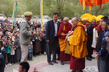Thánh Đức Đạt Lai Lạt Ma chào các thành viên của công chúng khi Ngài rời khỏi giảng đường vào cuối buổi thuyết Pháp của ngày đầu tiên ở Leh, Ladakh, J&K, Ấn Độ, ngày 4 tháng 8 năm 2012. Ảnh / Jeremy Russell / VPĐLLM