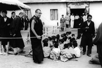 Thánh Đức Đạt Lai Lạt Ma quang lâm đến thăm trường CTS ở Bylakuppe, Karnataka, Nam Ấn Độ, trong một chuyến viếng thăm vào đầu những năm 1970. Tệp ảnh / VPĐLLM