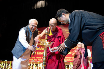 Bộ trưởng Bộ Phát triển Nguồn nhân lực Liên minh Shri Kapil Sibal, Thánh Đức Đạt Lai Lạt Ma và người đứng đầu Cơ quan Chính quyền Trung ương Tây Tạng - Tiến sĩ Lobsang Sangay thắp đèn khai mạc Lễ kỷ niệm Năm Vàng của Cơ quan Quản lý Trường học Trung ương Tây Tạng (CTSA) ở New Delhi, Ấn Độ, vào ngày 10 tháng 9, 2012. Ảnh / Tenzin Choejor / VPĐLLM