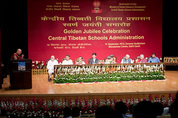 Thánh Đức Đạt Lai Lạt Ma phát biểu tại Lễ kỷ niệm Năm Vàng của Cơ quan Quản lý Trường học Trung ương Tây Tạng (CTSA) ở New Delhi, Ấn Độ, vào ngày 10 tháng 9 năm 2012. Ảnh / Tenzin Choejor / VPĐLLM