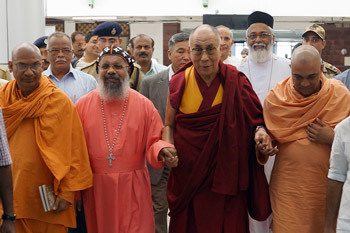 Thánh Đức Đạt Lai Lạt Ma được chào đón bởi các nhà lãnh đạo tôn giáo khi Ngài đến sân bay Trivandrum, Kerala, vào ngày 23 tháng 11 năm 2012. Ảnh / Jeremy Russell / VPĐLLM