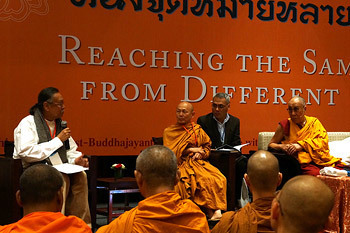 Thánh Đức Đạt Lai Lạt Ma và các học giả Phật giáo Thái Lan trong cuộc thảo luận của họ tại New Delhi, Ấn Độ, vào ngày 15 tháng 12 năm 2012. Ảnh / Jeremy Russell / VPĐLLM