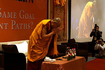 Thánh Đức Đạt Lai Lạt Ma cúi chào thính chúng vào lúc bắt đầu cuộc thảo luận với các học giả và Chư Tăng Phật giáo Thái Lan tại New Delhi, Ấn Độ, vào ngày 15 tháng 12, 2012. Ảnh / Jeremy Russell / VPĐLLM