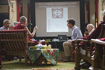 Richard Davidson trong buổi thuyết trình của mình tại Hội nghị Tâm thức và Đời sống lần thứ XXVI được tổ chức tại Tu viện Drepung ở Mundgod, Ấn Độ, vào ngày 17-22 tháng 1 năm 2013. Ảnh / Tenzin Choejor / VPĐLLM