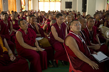 Một số trong nhiều Tăng sĩ tham dự Hội nghị Tâm thức và Đời sống lần thứ XXVI tại Tu viện Drepung được tổ chức vào ngày 17 đến ngày 22 tháng 1 năm 2013. Ảnh / Tenzin Choejor / VPĐLLM