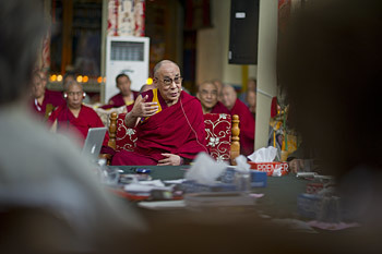 Thánh Đức Đạt Lai Lạt Ma phát biểu tại Hội nghị Tâm thức và Đời sống lần thứ XXVI được tổ chức tại Tu viện Drepung ở Mundgod, Ấn Độ vào ngày 17-22 tháng 1 năm 2013. Ảnh / Tenzin Choejor / VPĐLLM