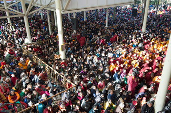 Quang cảnh sân chùa Chính Tây Tạng, nơi hàng ngàn người vân tập để nghe Thánh Đức Đạt Lai Lạt Ma thuyết giảng về Chuyện Tiền Thân của Đức Phật ở Dharamsala, HP, Ấn Độ, vào ngày 25 tháng 2 năm 2013. Ảnh / Tenzin Phuntsok / Namgyal Archive