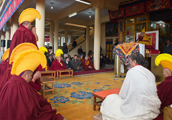 Thầy Chủ Sám dẫn đầu buổi lễ cầu nguyện vào lúc bắt đầu buổi giảng kinh Jataka của Thánh Đức Đạt Lai Lạt Ma tại chùa Chính Tây Tạng ở Dharamsala, HP, Ấn Độ, vào 25 tháng 2, 2013. Ảnh / Tenzin Phuntsok / Namgyal Archive