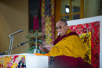 Thánh Đức Đạt Lai Lạt Ma giảng dạy từ các Câu chuyện Jataka tại Chùa Chính Tây Tạng ở Dharamsala, HP, Ấn Độ, vào ngày 25 tháng 2 năm 2013. Ảnh / Tenzin Phuntsok / Namgyal Archive