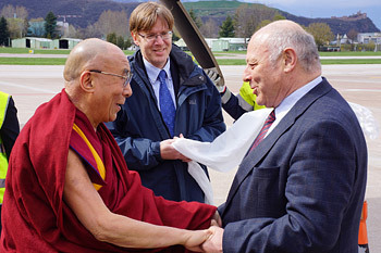 Thánh Đức Đạt Lai Lạt Ma gặp Chủ tịch Luis Durnwalder và Guenther Cologna của Nam Tyrol khi Ngài đến sân bay Balzano ở Bolzano, Nam Tyrol, Ý vào ngày 9 tháng 4 năm 2013. Ảnh / Jeremy Russell / VPĐLLM