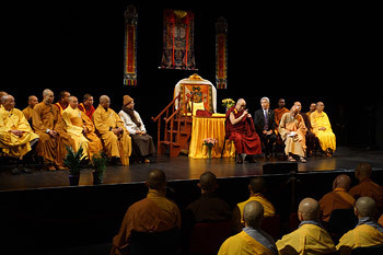 Thánh Đức Đạt Lai Lạt Ma nói chuyện với một nhóm người Việt Nam tại Trung tâm Nghệ thuật Kentucky ở Louisville, Kentucky vào ngày 21 tháng 5 năm 2013. Ảnh / Jeremy Russell / VPĐLLM