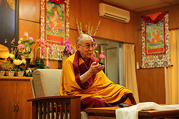 Thánh Đức Đạt Lai Lạt Ma nói chuyện với một nhóm người đến từ Việt Nam tại Dinh thự của Ngài ở Dharamsala, Ấn Độ vào ngày 7 tháng 11 năm 2013. Ảnh / Đặng Trần Dũng