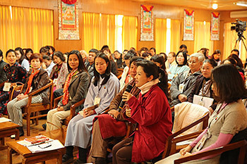 Một khán giả hỏi Thánh Đức Đạt Lai Lạt Ma một câu hỏi trong cuộc gặp gỡ với nhóm Việt Nam tại Dinh thự của Ngài ở Dharamsala, Ấn Độ vào ngày 7 tháng 11 năm 2013. Ảnh / Đặng Trần Dũng