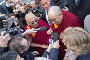 Thánh Đức Đạt Lai Lạt Ma nói chuyện với các nhà báo khi Ngài đến Rome, Ý vào ngày 11 tháng 12, 2014. Ảnh / Paolo Tosti