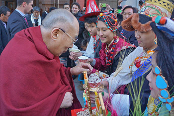 Các thành viên của cộng đồng Tây Tạng cung đón Thánh Đức Đạt Lai Lạt Ma khi Ngài đến khách sạn của Ngài ở Washington DC, Hoa Kỳ vào ngày 3 tháng 2, 2015. Ảnh / Jeremy Russell / VPĐLLM