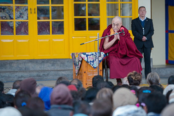 Thánh Đức Đạt Lai Lạt Ma nói chuyện với du khách đến Dharamsala đang tập trung tại Chùa Chính Tây Tạng ở Dharamsala, HP, Ấn Độ vào 30 tháng 3, 2015. Ảnh / Tenzin Choejor / VPĐLLM
