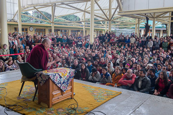 Quang cảnh của nhiều người trong số hơn 1100 người nước ngoài đến từ 56 quốc gia đang lắng nghe Thánh Đức Đạt Lai Lạt Ma nói chuyện tại Chùa Chính Tây Tạng ở Dharamsala, HP, Ấn Độ vào ngày 30 tháng 3, 2015. Ảnh / Tenzin Choejor / VPĐLLM 